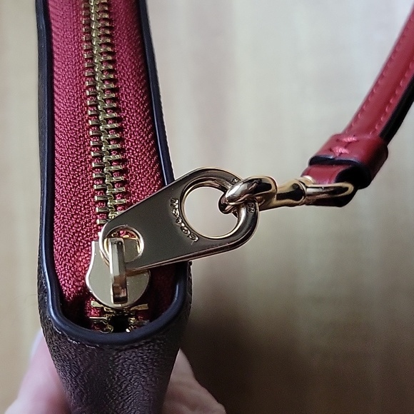 Coach NWOT Long Zip Around Wallet Wristlet Signature C - Picture 6 of 6